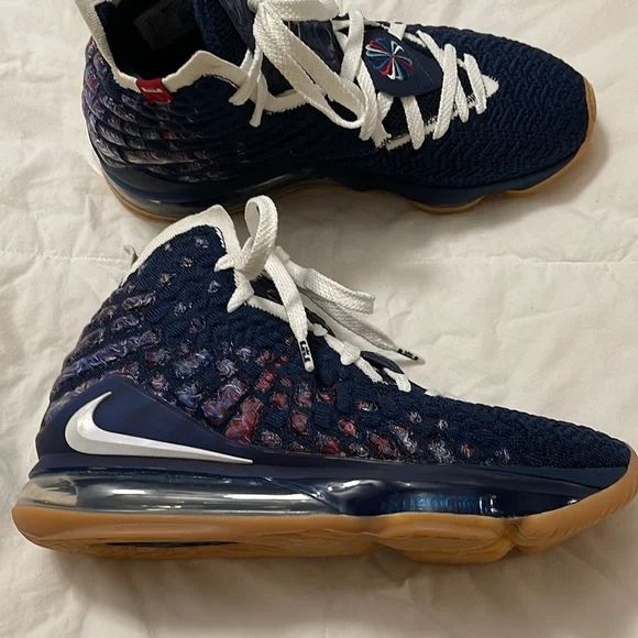 Nike LeBron 17 UConn 2020 Basketball Shoes Sz 7.5 Men / 9 Women New - Picture 6 of 10